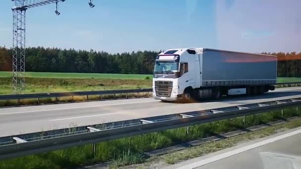 一辆重型卡车在高速公路上移动 慢动作 — 图库视频影像