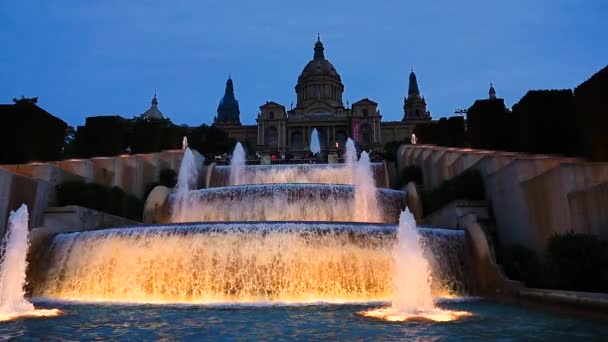 西班牙巴塞罗那魔术喷泉灯光表演的时移夜景 — 图库视频影像