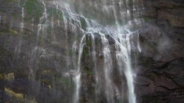 300 metre yüksekliğindeki bir dağdan düşen bir şelale