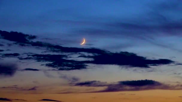 雲を背景にした新月 — ストック動画