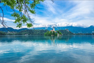  Göl, ada ve dağlarla doldu. 