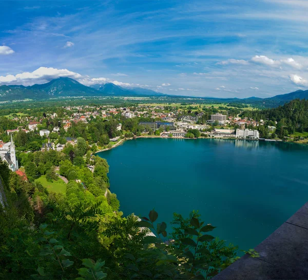 Blick von der Burg am Ufer des türkisfarbenen Sees, Slowenien — Stockfoto