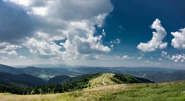 Vista das Montanhas Cárpatas de cima. Ucrânia — Fotografia de Stock