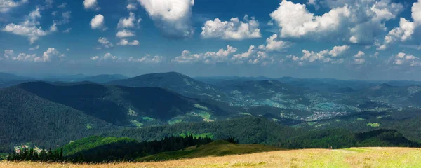 Panoramisch uitzicht op de Karpaten. Oekraïne — Stockfoto