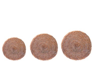  Üç yuvarlak saman balyası izole 