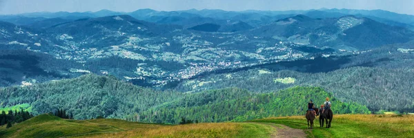 Panorama van de bergtop met uitzicht op de dorpen Slavske — Stockfoto