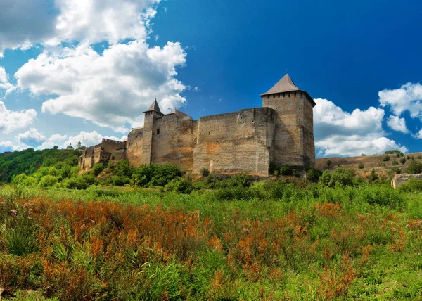 Вид на Хотинська фортеця на березі Дністра. Черняв — стокове фото