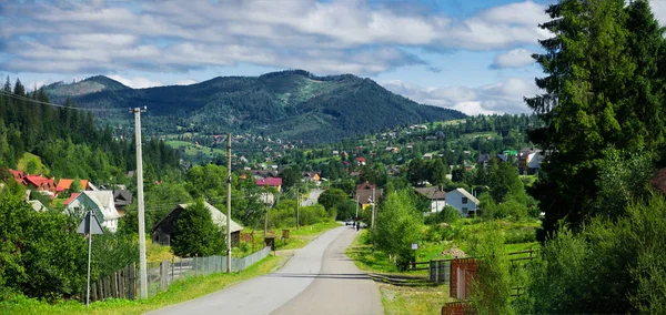 Schöne Berglandschaft mit grünem Wald und Dorf. vil — Stockfoto
