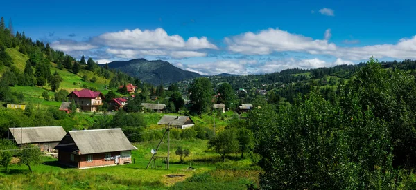 Panorama mit grünem Wald und Dorf. Dorf slavske, ukraine — Stockfoto