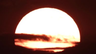 bulutlar gökyüzünde hareket ve büyük güneş, ses blok 