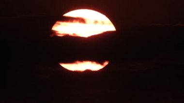 bulutlar gökyüzünde hareket ve büyük güneş, ses blok 