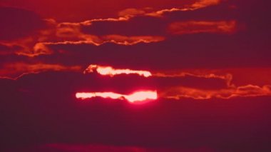 bulutlar gökyüzünde hareket ve büyük güneş, ses blok 