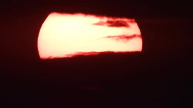 bulutlar gökyüzünde hareket ve büyük güneş, ses blok 