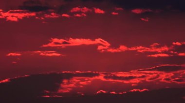 kırmızı bulutlar gökyüzünde hareket