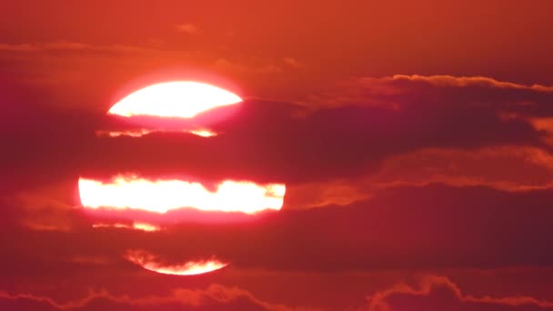 Nuvole Muovono Attraverso Cielo Bloccare Grande Sole Suono — Video Stock