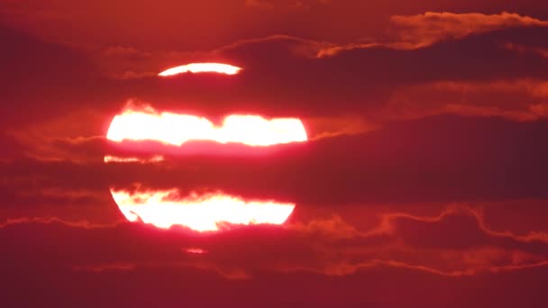 Wolken Ziehen Über Den Himmel Und Blockieren Die Große Sonne — Stockvideo