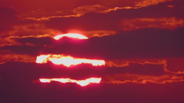 Wolken Ziehen Über Den Himmel Und Blockieren Die Große Sonne — Stockvideo