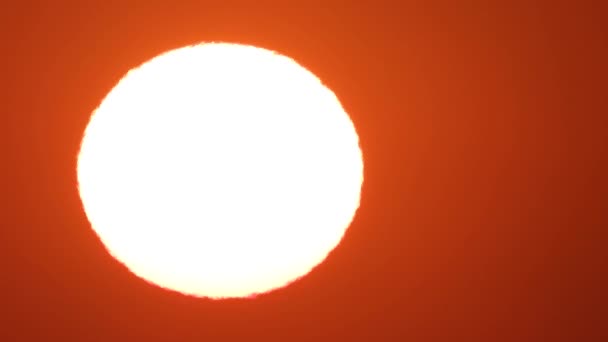 mirage du matin. lever de soleil sur la mer 