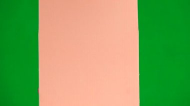 doğum günün kutlu olsun. güzel bir buket ile kutu yeşil bir ekranda döner