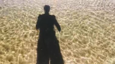 bir dalga arka plan üzerinde bir adamın kontur