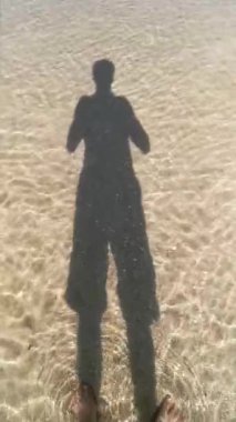 bir dalga arka plan üzerinde bir adamın kontur