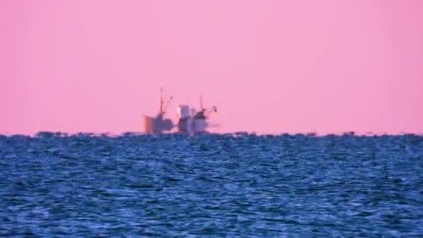 Утренний Мираж Рыболовецкое Судно Плывущее Море Звук — стоковое видео