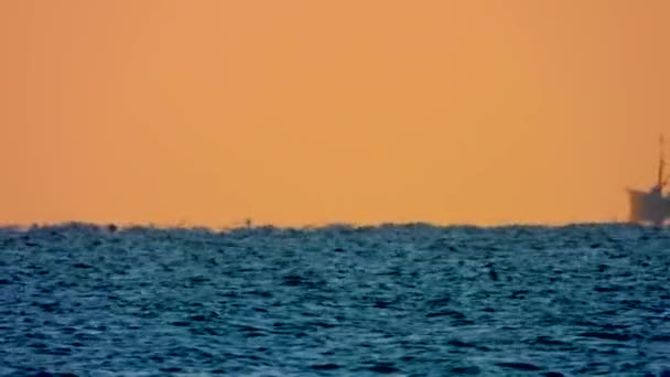 モーニングミラージュ海で航行する漁船 — ストック動画