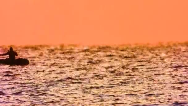 早晨幻影渔夫在船上准备钓鱼 — 图库视频影像