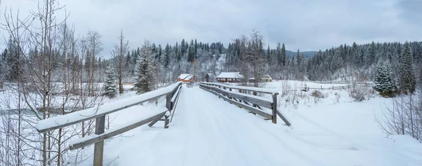 Verschneiter Winter in den Karpaten. vorokhta, iwano-frankiwsk regio — Stockfoto