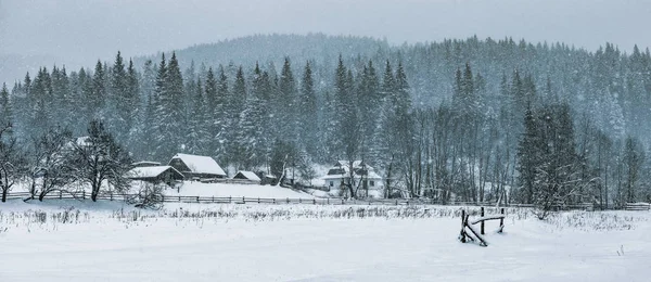 หมู่บ้านภูเขาฤดูหนาว โวโรกิตตา, ภูมิภาค Ivano-Frankivsk, Ukrai — ภาพถ่ายสต็อก