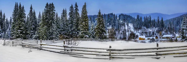 カルパティアの雪の冬。Vorokhta, Ivano-Frankivsk regio — ストック写真