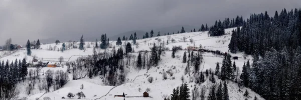Karpaten dorp in de winter. Vorokhta, regio Ivano-Frankivsk, — Stockfoto