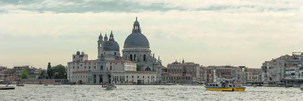 Denizden gelen Santa Maria della Salute Bazilikası, Venedik. İtal — Stok fotoğraf
