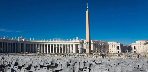 Rows of empty chairs on St. Peter's square in Vatican — Stock Photo, Image