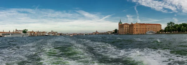 Panorama Veneției de la mare pe un fundal de cer, Italia — Fotografie, imagine de stoc