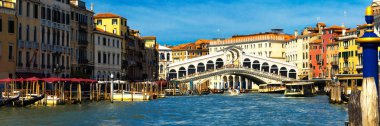 Gondolları ve Rialto 'su olan Büyük Kanal 