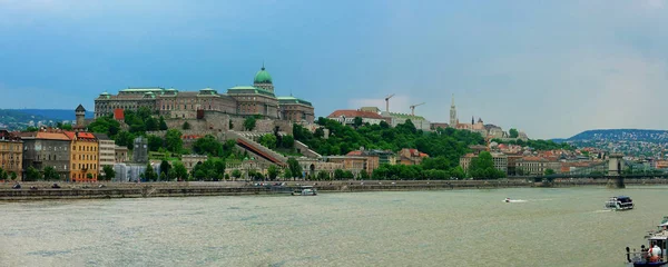 Вид Будапешта со стороны Буды . — стоковое фото