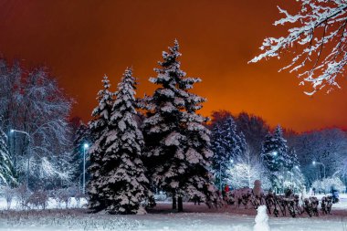 Şiddetli bir kar yağışında akşam vakti kızıl gökyüzü. Ukrayna