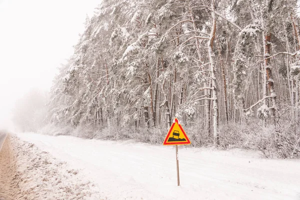 Gevaarlijke Weg Winter Met Een Waarschuwingsbord — Stockfoto