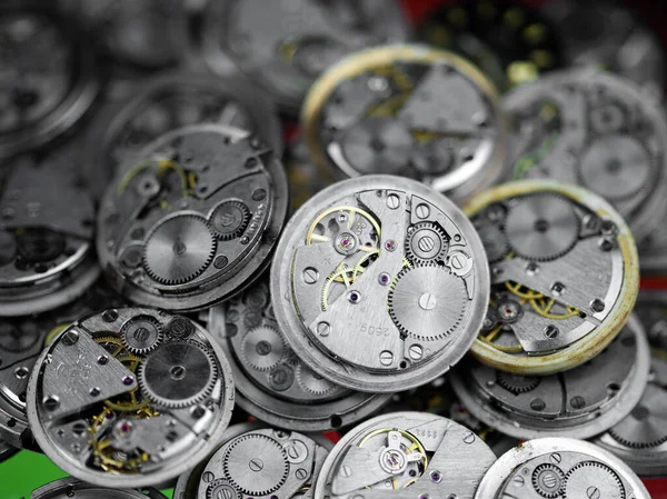 Relógios Antigos Estão Mesa — Fotografia de Stock