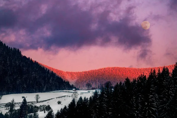 Sonnenuntergang Vor Dem Hintergrund Der Berge Mit Dem Aufgehenden Mond — Stockfoto