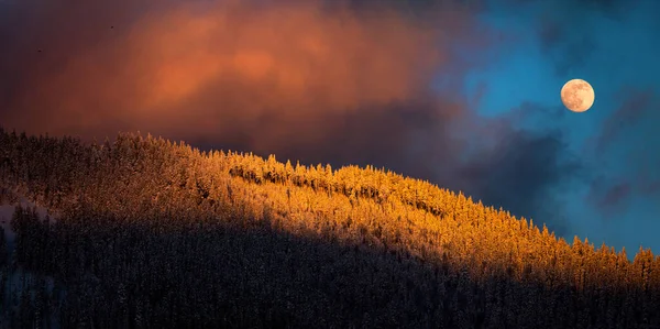 Ήλιος Που Δύει Στις Κορυφές Των Βουνών Στο Φόντο Του — Φωτογραφία Αρχείου