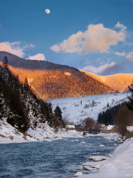 Zonsondergang Tegen Achtergrond Van Bergen Met Een Stijgende Maan Synevyrskaya — Stockfoto