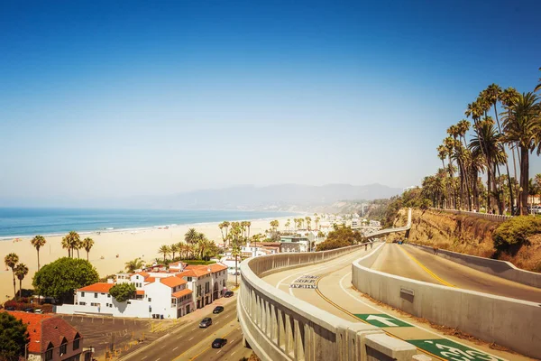 カリフォルニアの太平洋の海岸線の素晴らしい景色とサンタモニカーの傾斜します — ストック写真