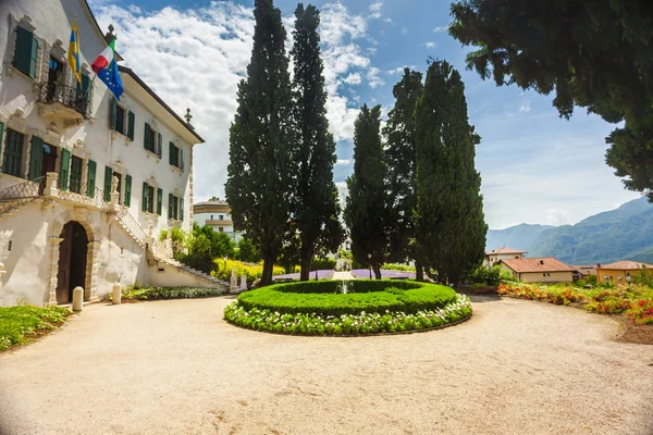 ヴィラ Mersi 公衆に自由にアクセスできる アルプスを望むトレントで古典的なイタリア式庭園 — ストック写真