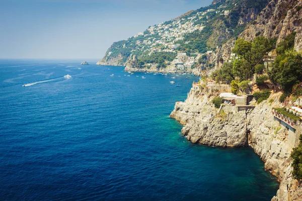 Amalfitan Pobřeží Poblíž Positano Itálie Zaměřit Skále Pravém — Stock fotografie