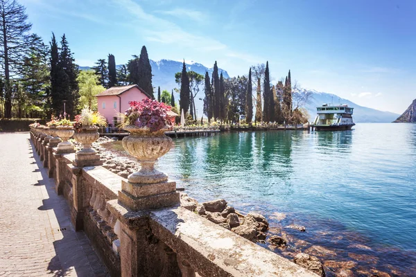 Solrik Vårdag Riva Del Garda Italia – stockfoto