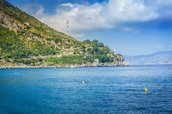 从在意大利的墨西拿海峡 从卡拉布里亚锡拉镇的彩色半岛看 — 图库照片