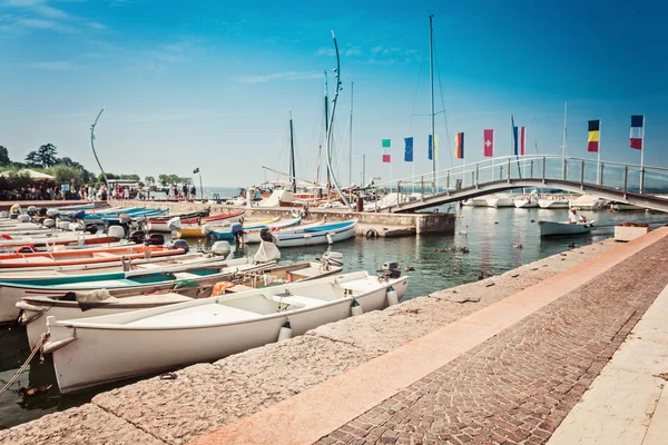 Motorboote Einem Kleinen Hafen Von Bardolino Mit Internationalen Flaggen — Stockfoto