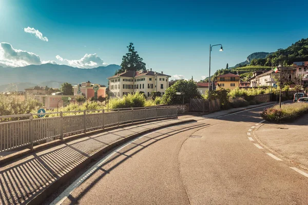 Дорога Итальянской Альпийской Деревне Тренто Время Красивого Заката Золотой Свет — стоковое фото